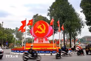 Улицы Ханоя в красном убранстве накануне XIV Всевьетнамского партийного съезда