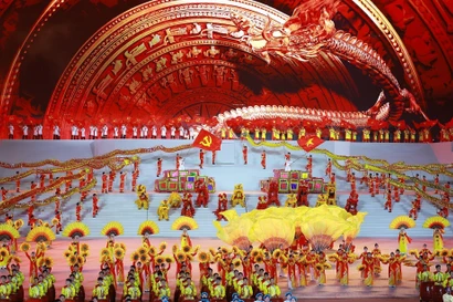 Специальная художественная программа «Под славным знаменем Партии», посвящённая успешному завершению XIV Съезда Партии. Фото: ВИА.