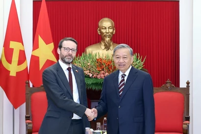 Генеральный секретарь ЦК КПВ То Лам принял посла Великобритании во Вьетнаме Иэна Фрю. Фото: ВИА.