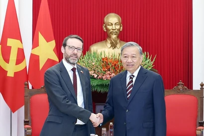 Генеральный секретарь То Лам принял посла Великобритании во Вьетнаме Иэна Фрю 17 октября. (Фото: ВИА)