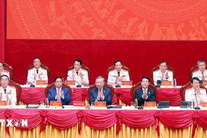 Генеральный секретарь То Лам, Президент Лыонг Кыонг и Премьер-министр Фам Минь Тьинь приняли участие в работе Президиума, руководившего съездом. (Фото: ВИА)