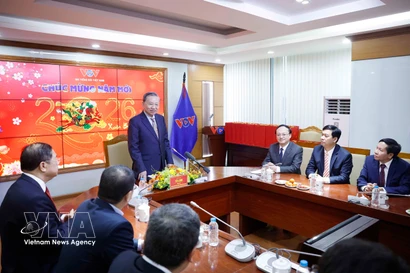 Генеральный секретарь То Лам посетил и поздравил с Тэт сотрудников, журналистов, редакторов, технических специалистов и работников Голоса Вьетнама. Фото: ВИА.