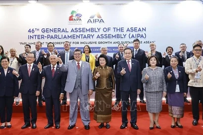 Председатель Национального собрания Чан Тхань Ман вместе с главами парламентских делегаций стран-членов АЙПА сфотографировался с господином Джохари Абдулом, председателем Палаты представителей Малайзии — председателем АЙПА-46. Фото: ВИА.