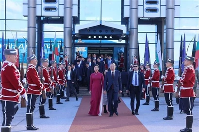 Церемония проводов Генерального секретаря То Лама и его супруги в международном аэропорту Софии. Фото: ВИА.