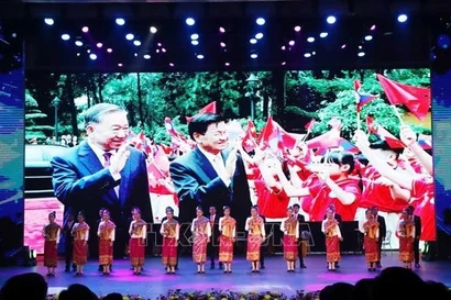 Творческий номер, прославляющий особые отношения между Вьетнамом и Лаосом. Фото: ВИА.