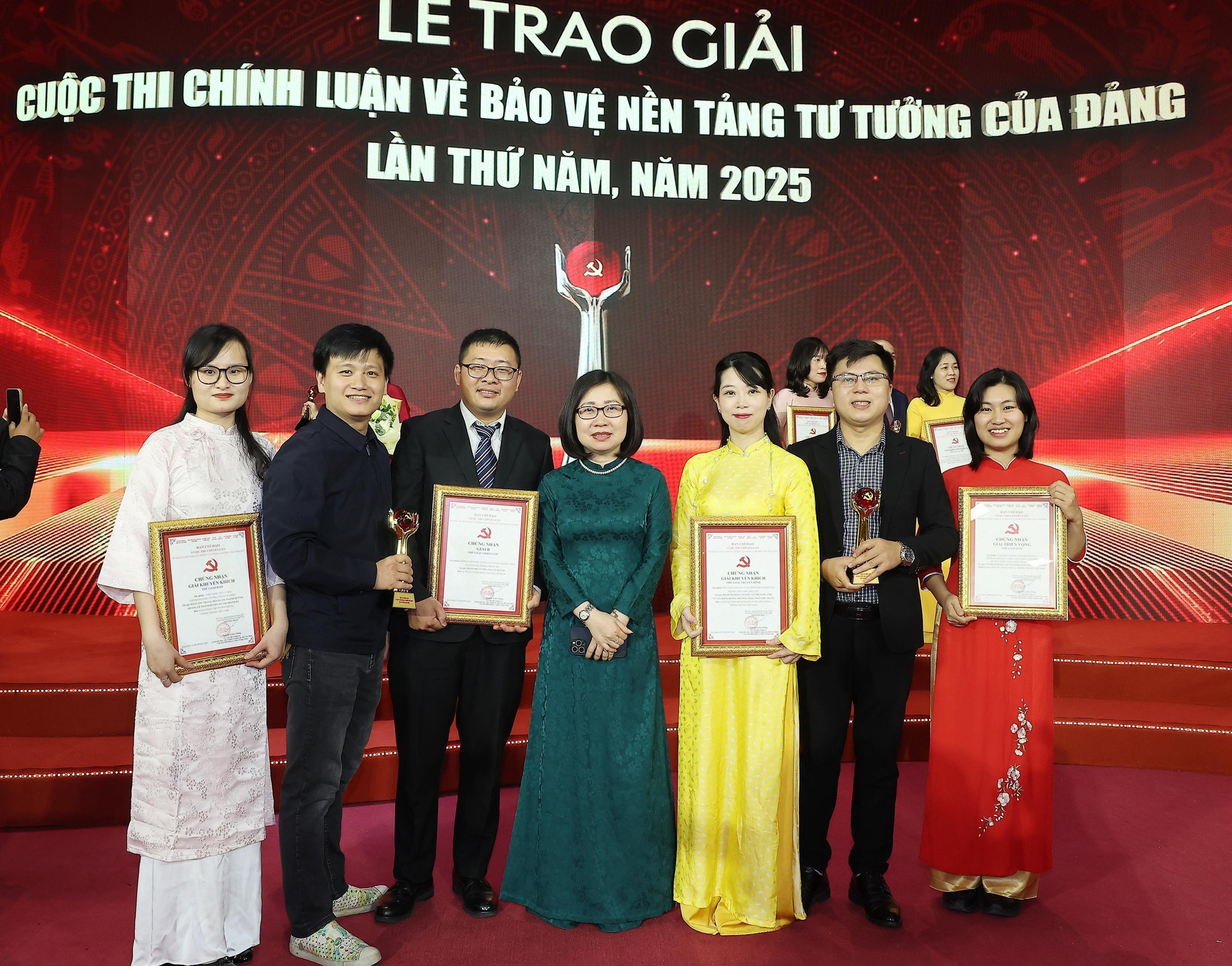 Руководитель и авторы Вьетнамского информационного агентства (ВИА) на церемонии награждения конкурса. (Фото: ВИА) 2.jpg