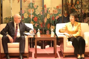 Генеральный директор Вьетнамского Информационного Агентства Ву Вьет Чанг и генеральный директор Информационного агентства ТАСС Андрей Кондрашов (слева) обсудили направления сотрудничества между двумя агентствами. Фото: ВИА.