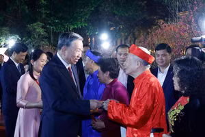 Генеральный секретарь То Лам возложил благовония к памятнику императору Ли Тхай То