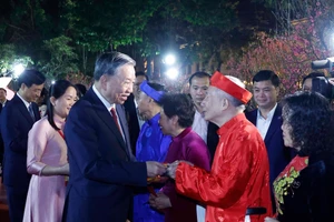 Генеральный секретарь То Лам возложил благовония к памятнику императору Ли Тхай То