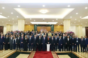 Генеральный секретарь ЦК КПВ То Лам и руководители делегаций, участвующих в церемонии подписания Ханойской конвенции, на встрече 25 октября. (Фото: ВИА)