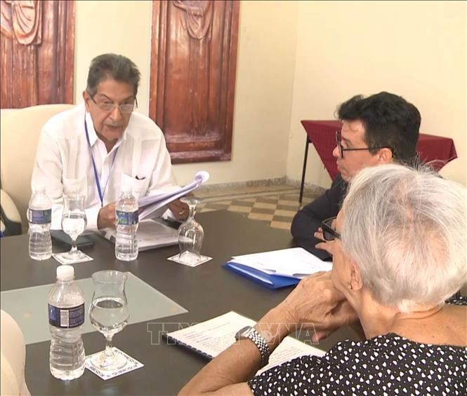 Господин Фредесман Турро Гонсалес выступает на семинаре по отношениям Куба – Вьетнам. Фото: ВИА.