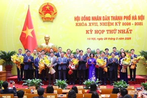 Руководители городского парткома и Народного совета города вручили цветы и поздравили товарищей, избранных на должности председателя Народного комитета, заместителей председателя Народного комитета и членов Народного комитета города Ханоя XVII созыва на срок 2026–2031 годов (Фото: ВИА)