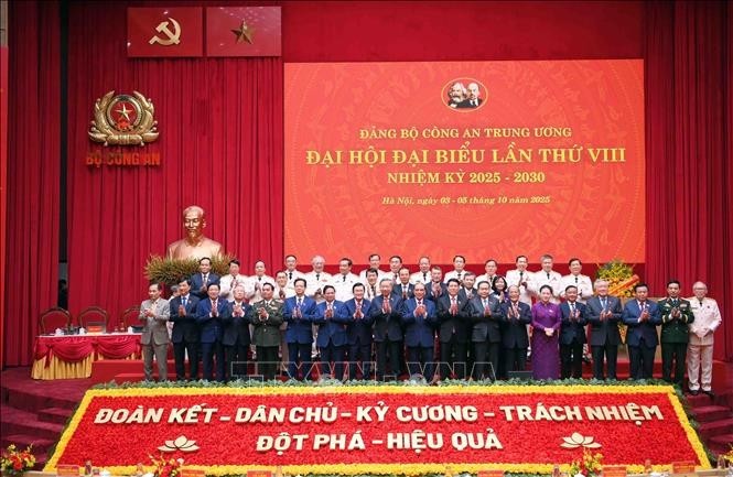 Руководители, бывшие руководители Партии и Государства, а также делегаты на VIII съезде Центральной парторганизации общественной безопасности на срок 2025–2030 годов. (Фото: ВИА)