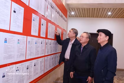 Избиратели знакомятся со списком кандидатов в депутаты Национального собрания XVI созыва и депутатов Народных советов всех уровней на срок полномочий 2026–2031 годов на избирательном участке № 13. (Фото: ВИА)