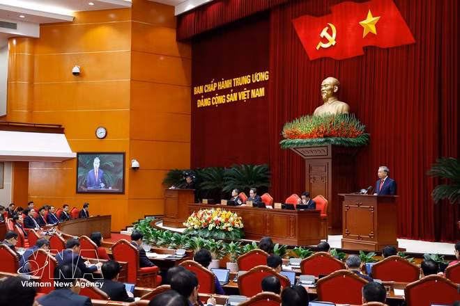 Генеральный секретарь ЦК КПВ То Лам выступает со вступительной речью на 2-м пленуме ЦК КПВ 14-го созыва. Фото: Тхонг Нят — ВИА.