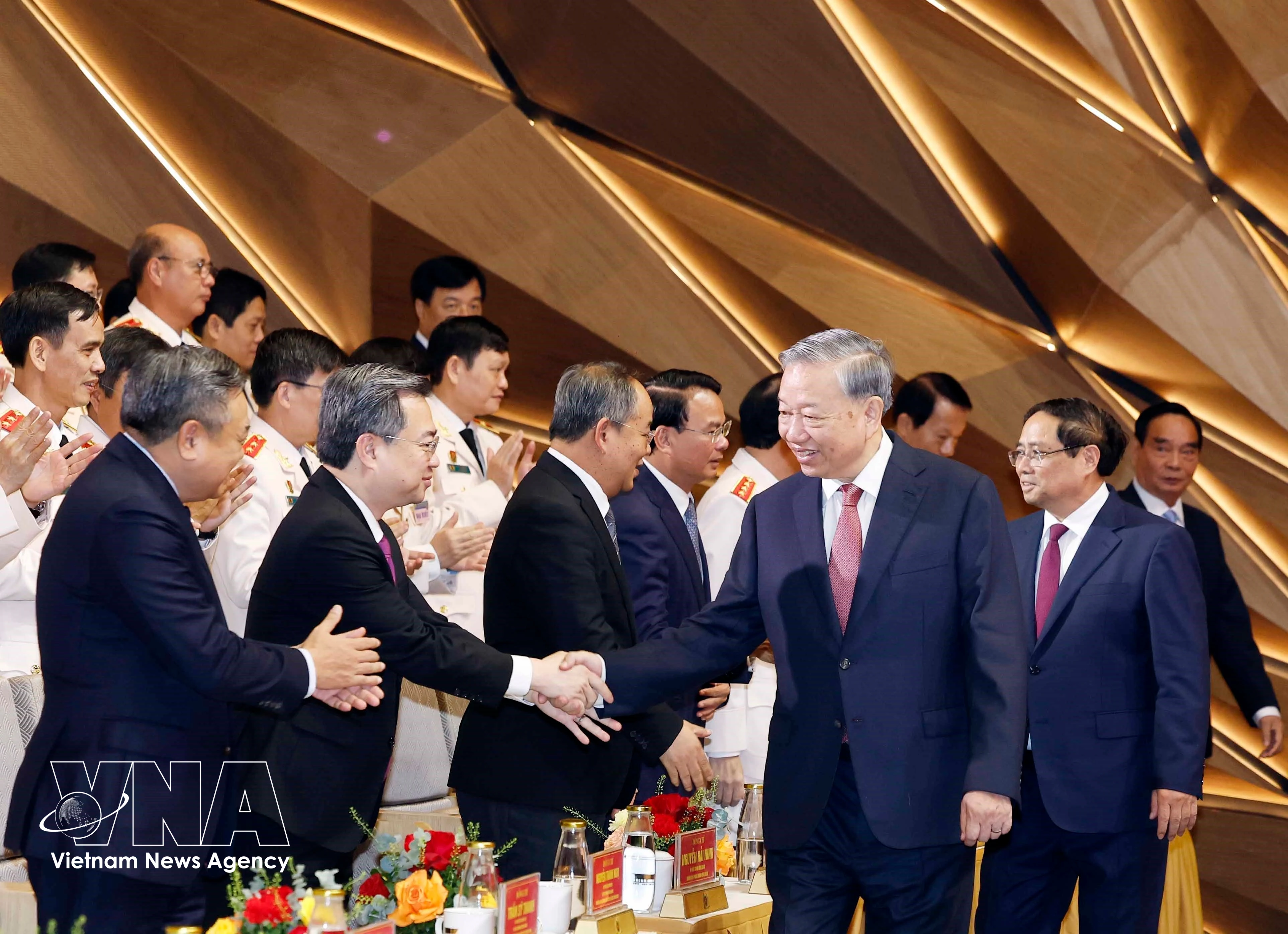 Генеральный секретарь, Президент То Лам и делегаты. (Фото: ВИА)