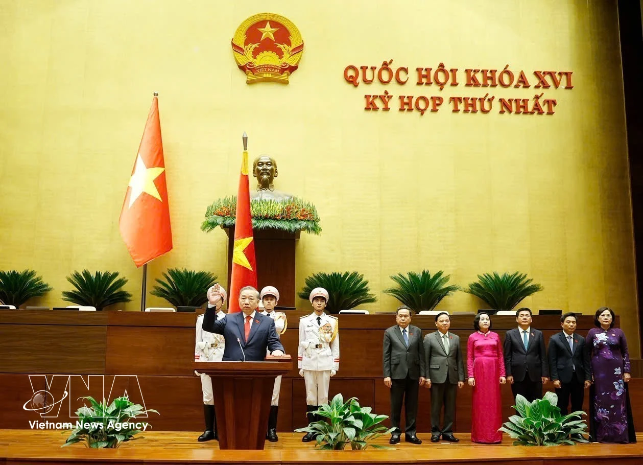 Президент Социалистической Республики Вьетнам То Лам приносит присягу при вступлении в должность. (Фото: ВИА)