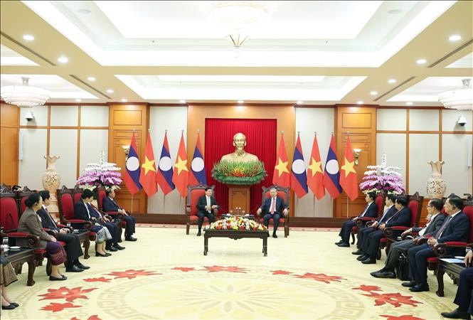 Генеральный секретарь То Лам принял Генерального секретаря, Президента Лаоса Тхонглуна Сисулита. Фото: ВИА. 2222.jpg