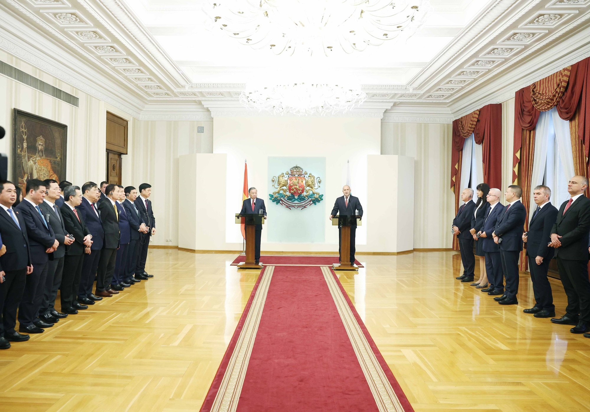 Общий вид встречи с прессой. Фото: ВИА. vna-potal-tong-bi-thu-to-lam-va-tong-thong-bulgaria-gap-go-bao-chi-8357652.jpg