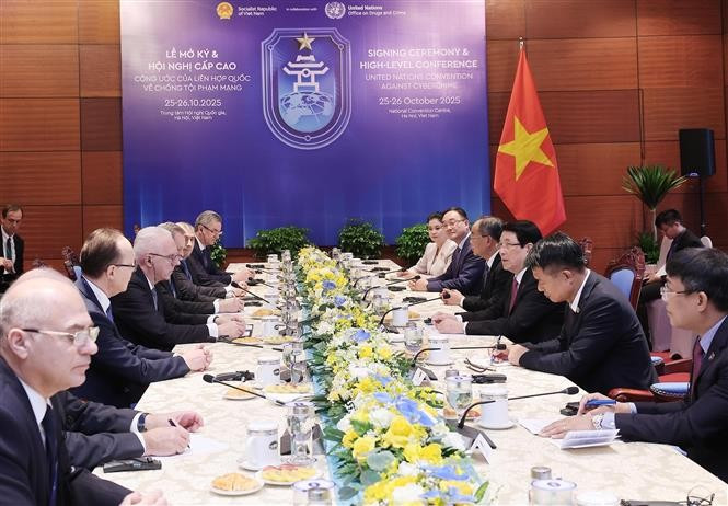 Президент Лыонг Кыонг принял Генерального прокурора Российской Федерации А. В. Гуцана. Фото: ВИА. 2-vna-potal-chu-tich-nuoc-luong-cuong-tiep-tong-cong-to-nga-8362006.jpg