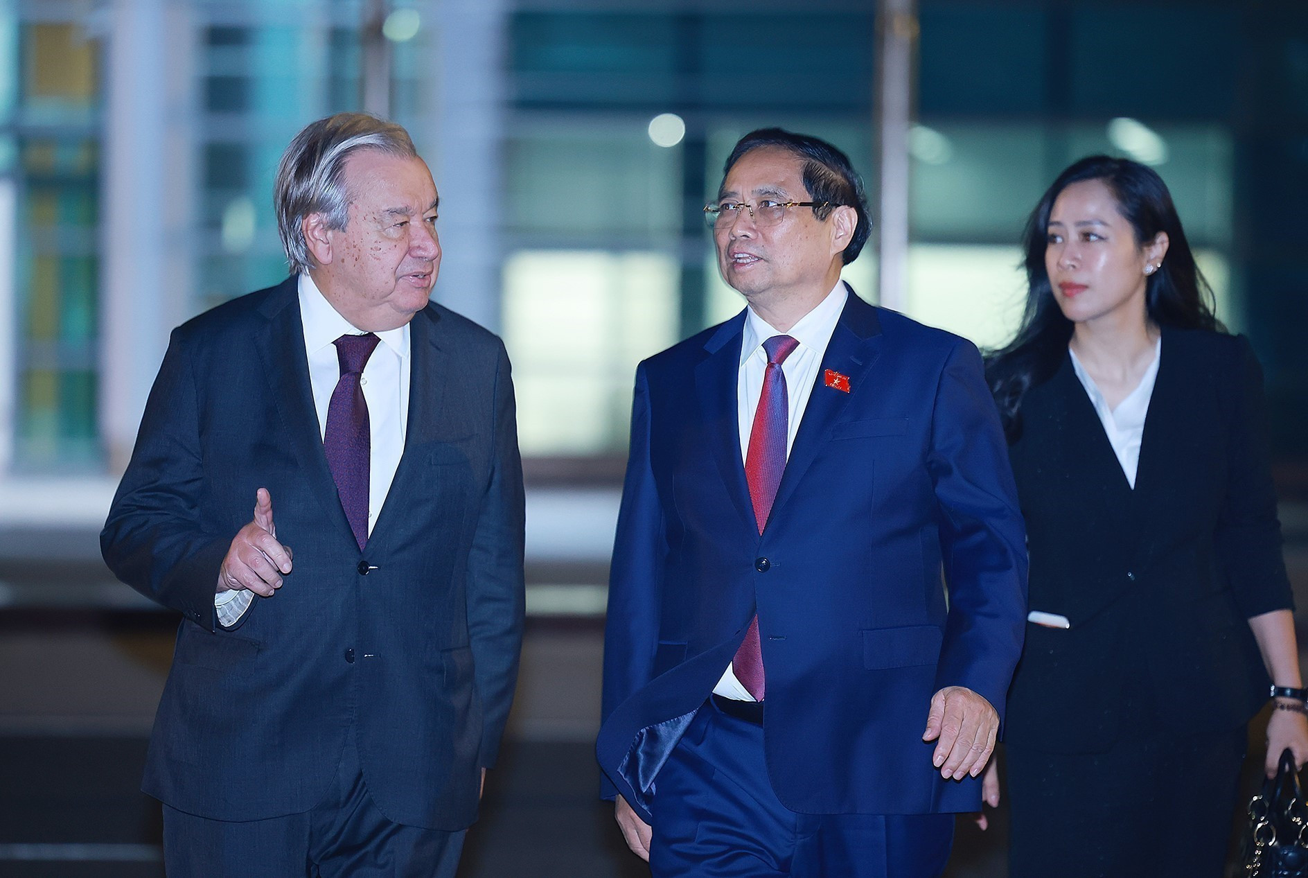 Премьер-министр Фам Минь Тьинь и Генеральный секретарь ООН Антониу Гутерриш. Фото: ВИА. vna-potal-thu-tuong-va-tong-thu-ky-lien-hop-quoc-cung-len-duong-tham-du-hoi-nghi-cap-cao-asean-lan-thu-47-8363519.jpg