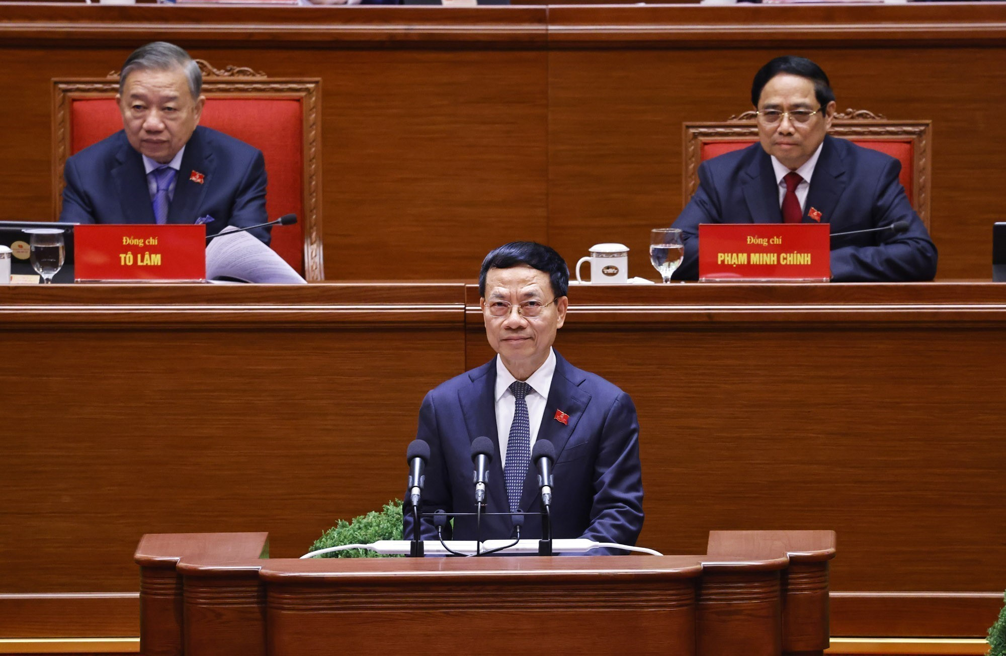 Товарищ Нгуен Мань Хунг, член Центрального комитета Партии, секретарь партийного комитета, министр науки и технологий, представляет доклад. Фото: ВИА. 2-vna-potal-dai-hoi-dang-xiv-phien-thao-luan-tai-hoi-truong-ve-cac-van-kien-dai-hoi-8542994.jpg