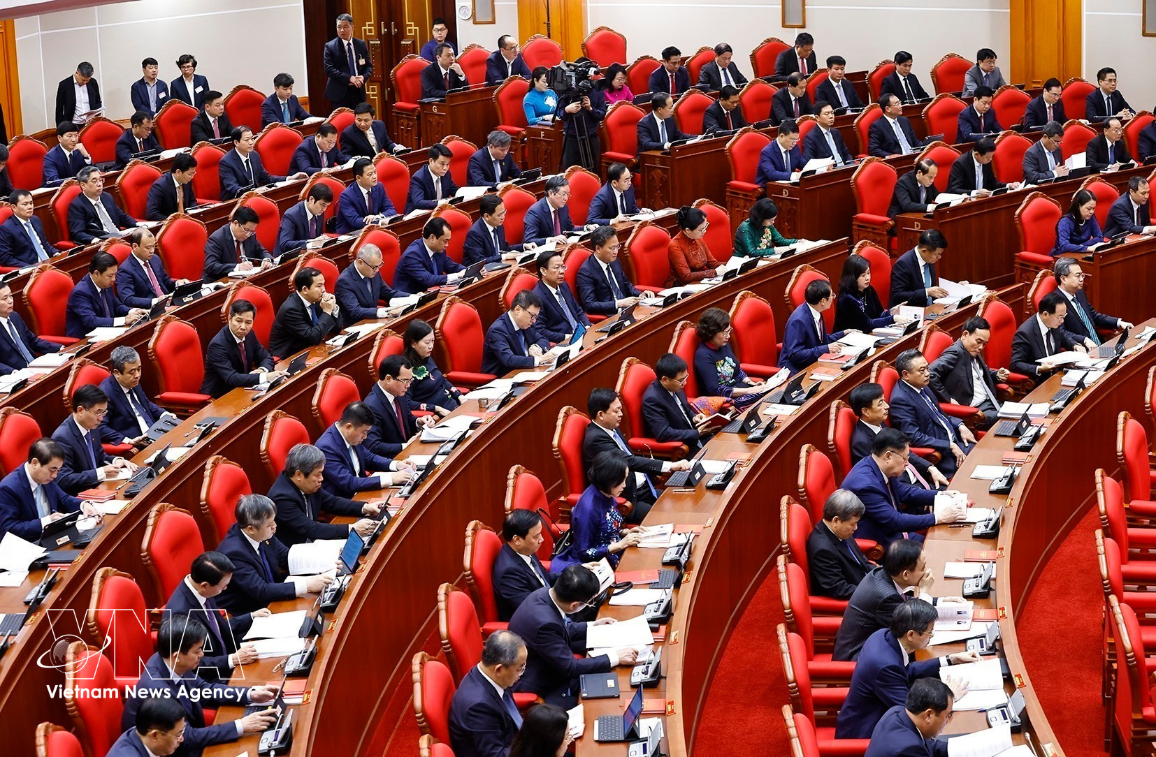 Делегаты на церемонии открытия второго пленума Центрального комитета Коммунистической партии Вьетнама XIV созыва. (Фото: ВИА)