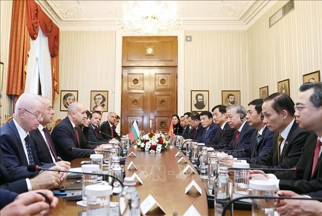 Генеральный секретарь ЦК КПВ То Лам проводит переговоры с Президентом Республики Болгария Руменом Радевым. (Фото: ВИА)