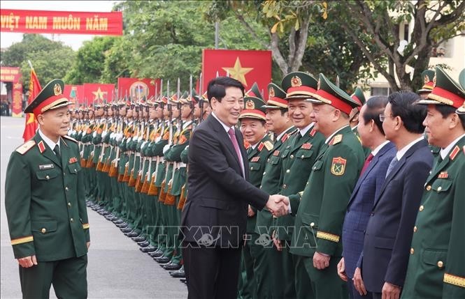 Президент государства Лыонг Кыонг 28 октября посетил 3-й военный округ, чтобы принять участие в торжественной церемонии, посвящённой 80-й годовщине Традиционного дня Вооружённых сил округа. (Фото: ВИА)