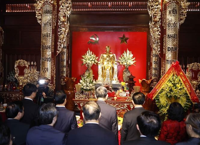 Генеральный секретарь То Лам и рабочая делегация Центральных органов с глубоким почтением чтят память Президента Хо Ши Мина. (Фото: ВИА)