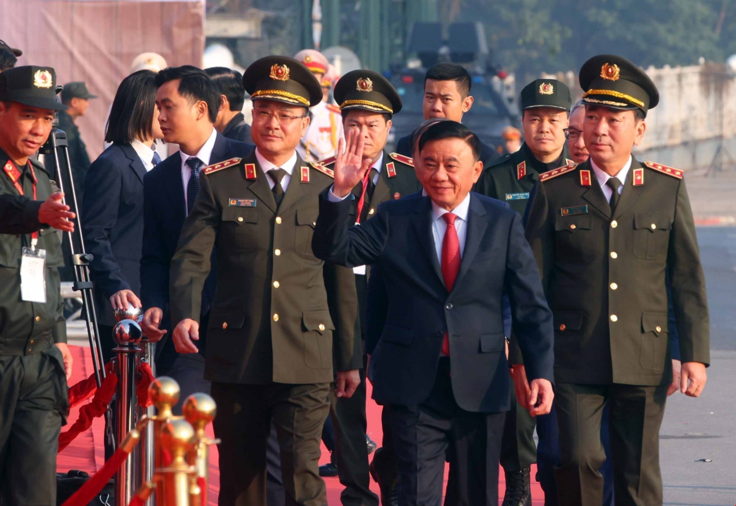 Постоянный член Секретариата Чан Кам Ту принимает участие в церемонии выдвижения сил и учениях по отработке плана обеспечения безопасности и общественного порядка в ходе XIV Всевьетнамского партийного съезда КПВ. (Фото: ВИА)