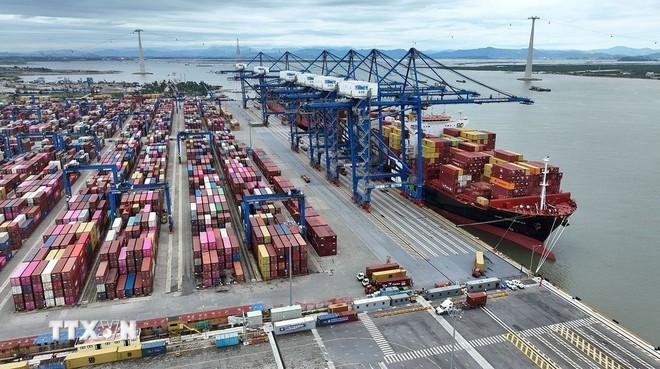 Экспортно-импортные грузы в контейнерном порту Лачхуен, город Хайфон. (Фото: ВИА) 