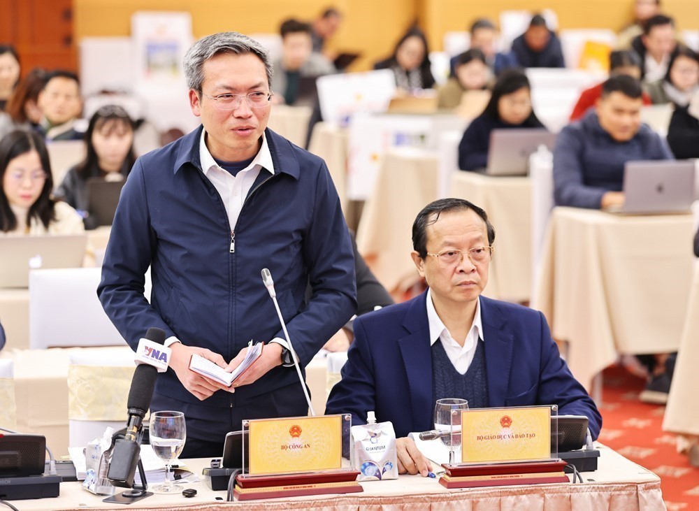 Генерал-майор Нгуен Куок Тоан, руководитель Канцелярии и официальный представитель Министерства общественной безопасности Вьетнама, отвечает на вопросы журналистов информационных агентств и СМИ. (Фото: ВИА)