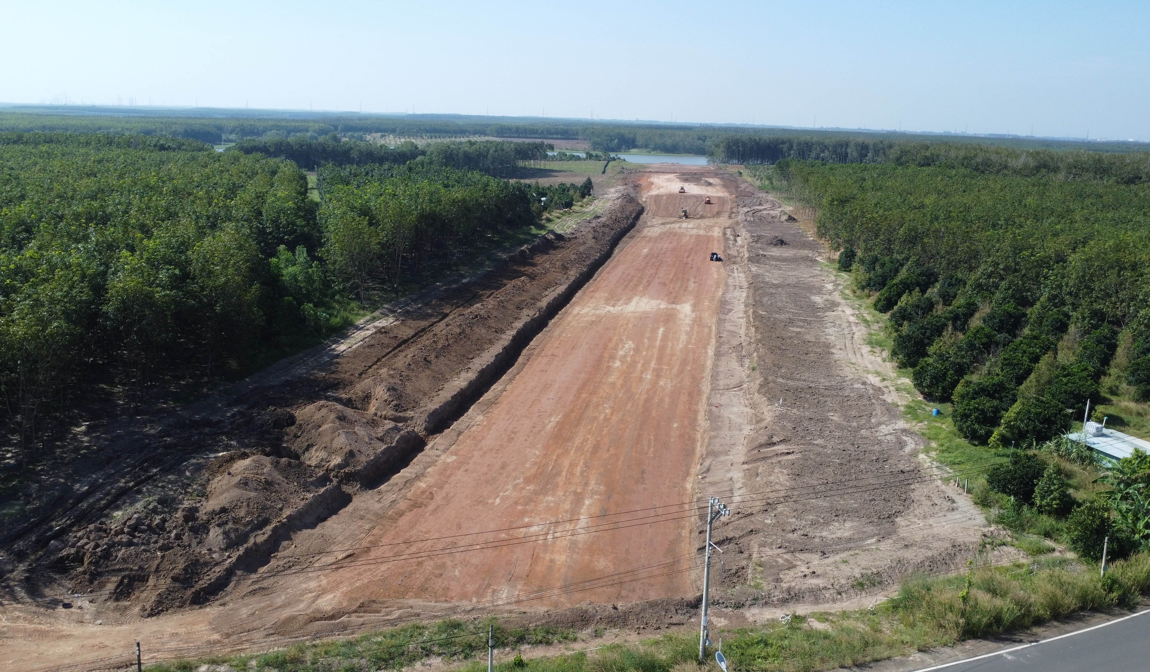 Участок проекта скоростной автомагистрали Зангиа – Чонтхань, проходящий через общину Нябич, получил 95% «чистой» площадки, переданной инвестору. (Фото: ВИА)