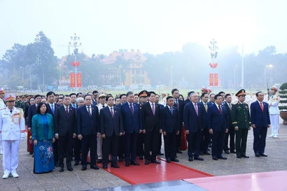 Делегаты возлагают венки и посещают Мавзолей Президента Хо Ши Мина. (Фото: ВИА)