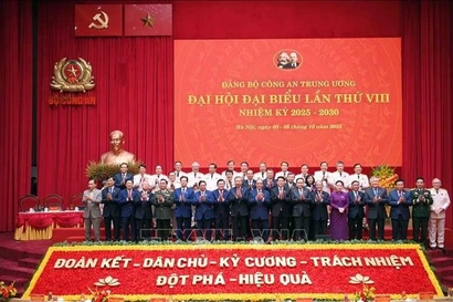 Руководители, бывшие руководители Партии и Государства, а также делегаты на VIII съезде Центральной парторганизации общественной безопасности на срок 2025–2030 годов. (Фото: ВИА)