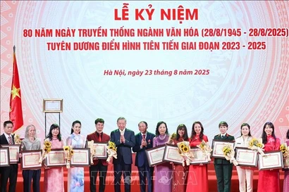 Генеральный секретарь партии То Лам вместе с министром культуры, спорта и туризма Нгуен Ван Хунгом вручили почётные грамоты и цветы в знак поздравления выдающимся представителям. (Фото: ВИА)