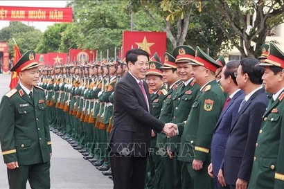 Президент государства Лыонг Кыонг 28 октября посетил 3-й военный округ, чтобы принять участие в торжественной церемонии, посвящённой 80-й годовщине Традиционного дня Вооружённых сил округа. (Фото: ВИА)