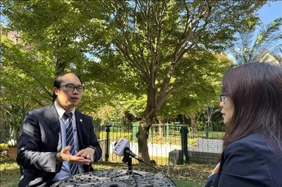 Доктор Нгуен Хонг Шон, председатель Союза вьетнамских ассоциаций в Японии, дает интервью корреспонденту Вьетнамского информационного агентства в Токио. (Фото: ВИА)