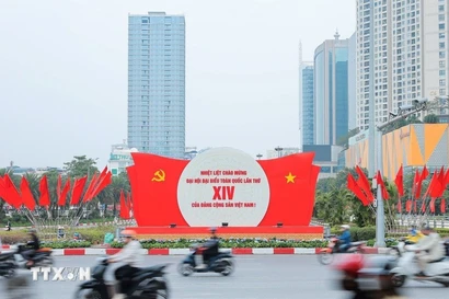 Плакаты и флаги, приветствующие XIV всевьетнамский съезд Партии. (Фото: ВИА) 