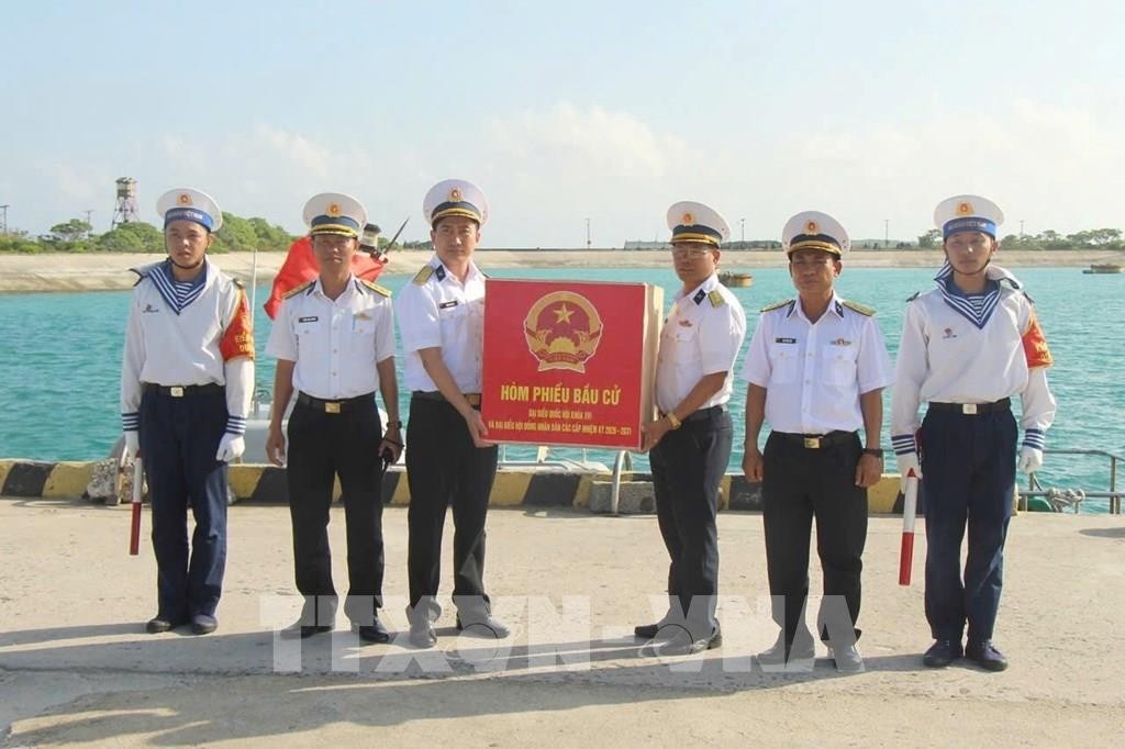 Командир острова Западный Шонгты принял избирательную урну от рабочей группы бригады 146 4-го военно-морского района ВМС Вьетнама (подразделения, выполняющего задачи в специальой административной зоне Чыонгша) и Избирательной комиссии провинции Кханьхоа для подготовки к досрочному дню голосования.