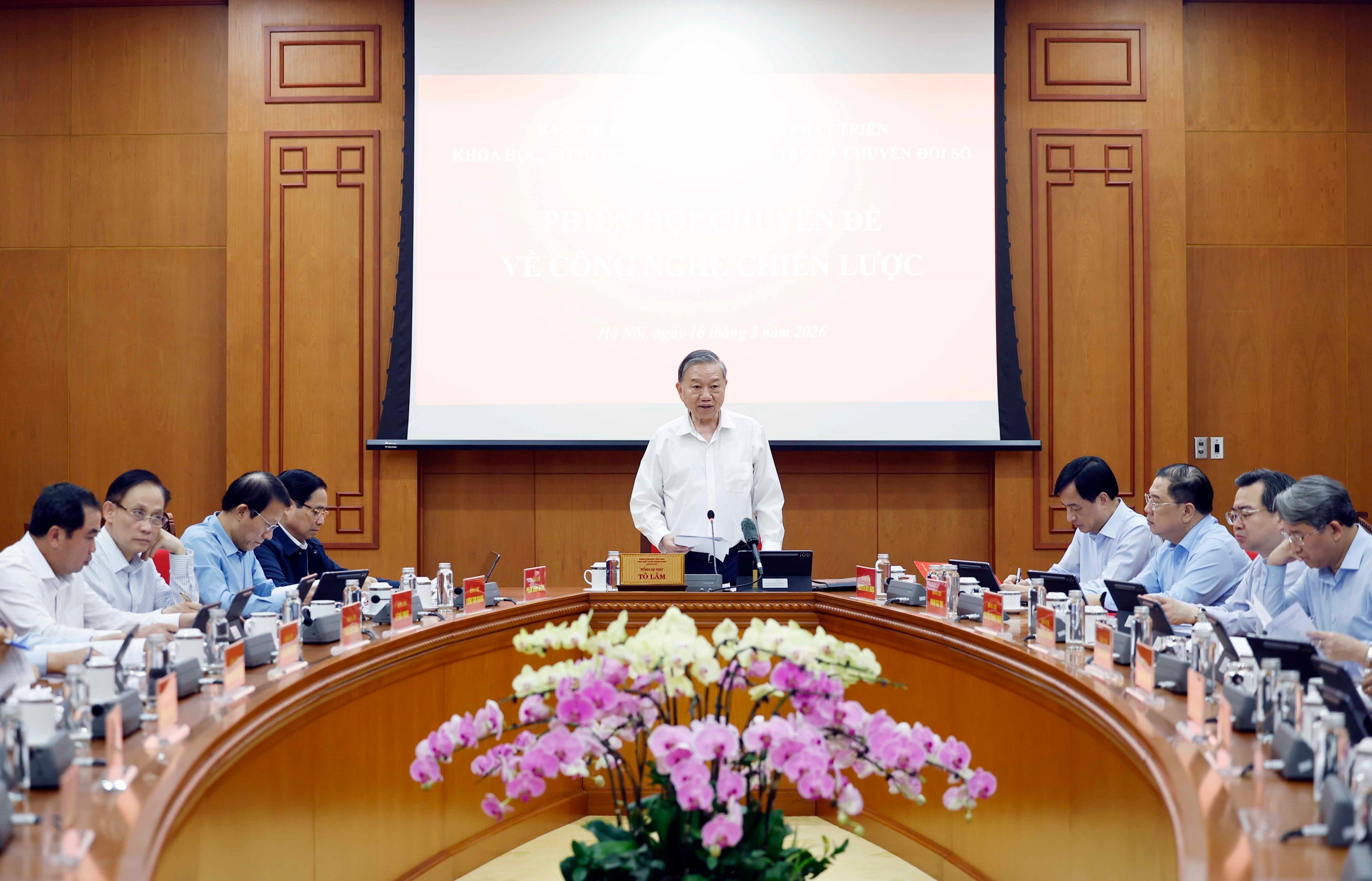Генсек То Лам, глава Центрального руководящего комитета по развитию науки, технологий, инноваций и цифровой трансформации, выступает (Фото: ВИА) 