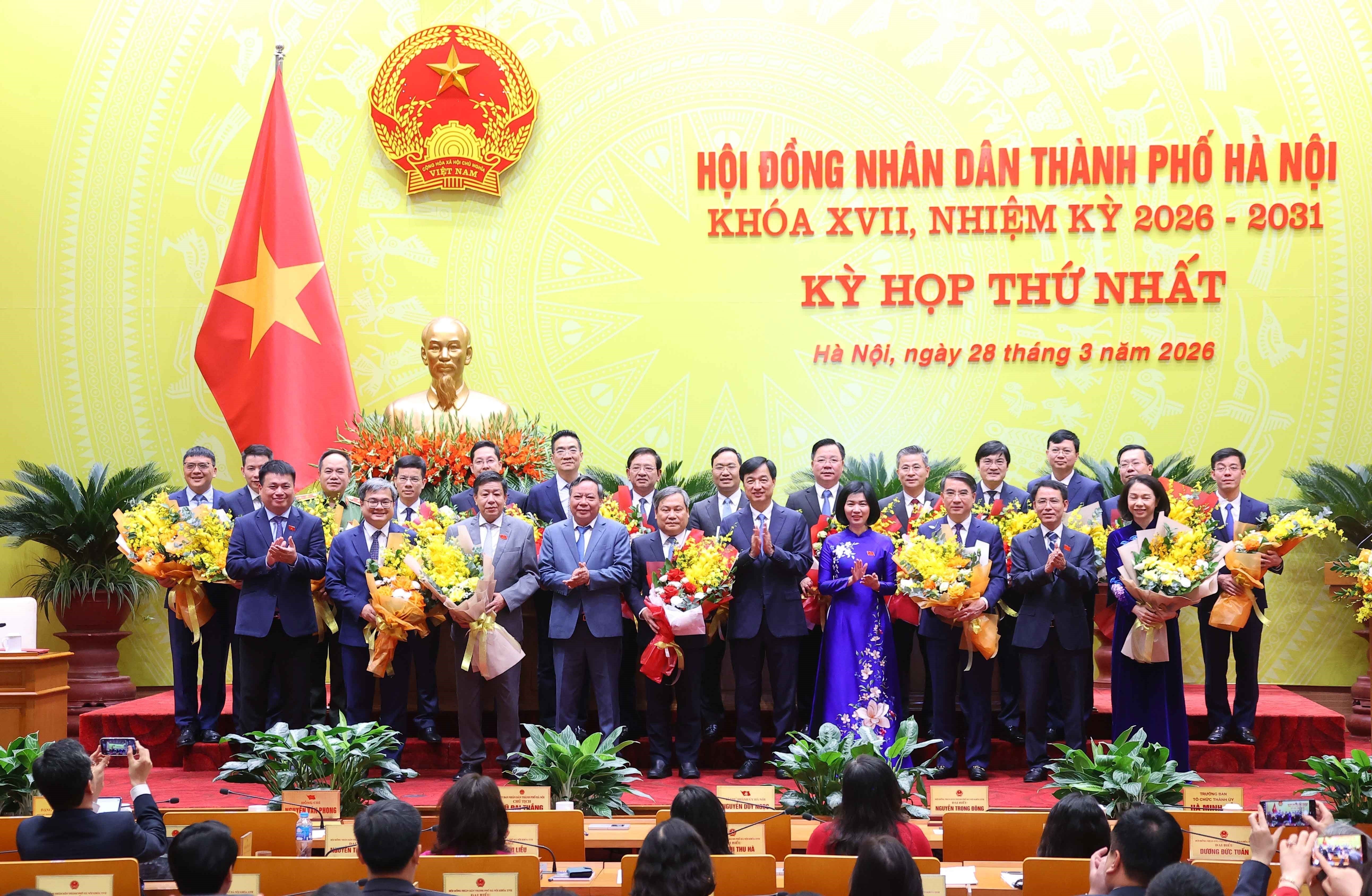 Руководители городского парткома и Народного совета города вручили цветы и поздравили товарищей, избранных на должности председателя Народного комитета, заместителей председателя Народного комитета и членов Народного комитета города Ханоя XVII созыва на срок 2026–2031 годов (Фото: ВИА)