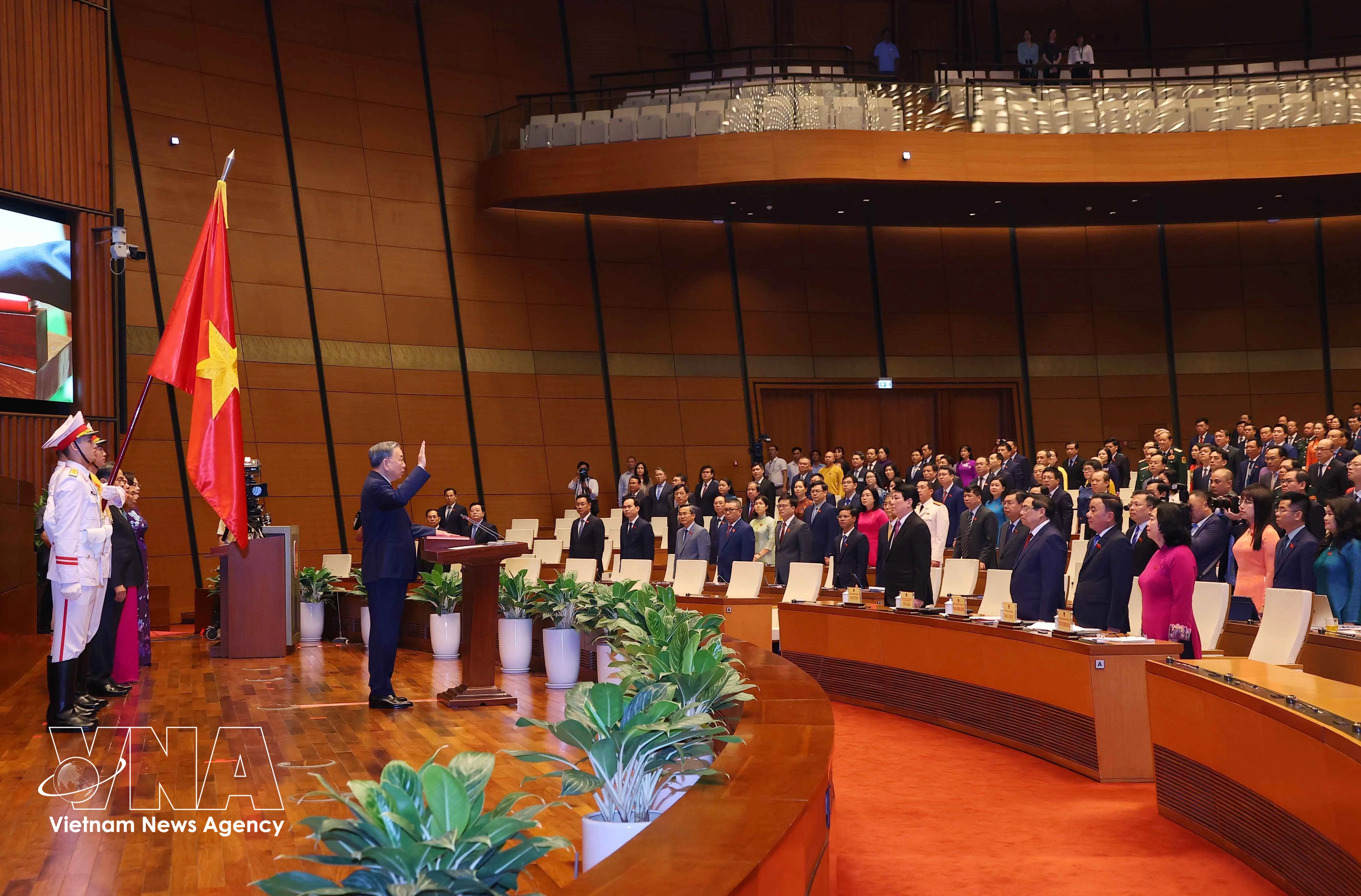 Президент Социалистической Республики Вьетнам То Лам приносит присягу при вступлении в должность. Фото: ВИА.