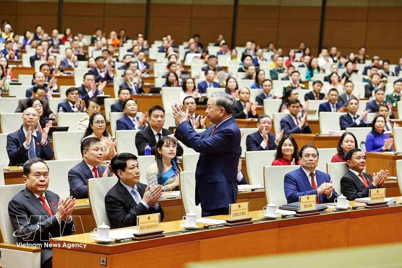 Генеральный секретарь То Лам вместе с руководителями, бывшими руководителями Партии, государства и депутатами Национального собрания присутствует на церемонии открытия первой сессии Национального собрания созыва XVI. Фото: ВИА.