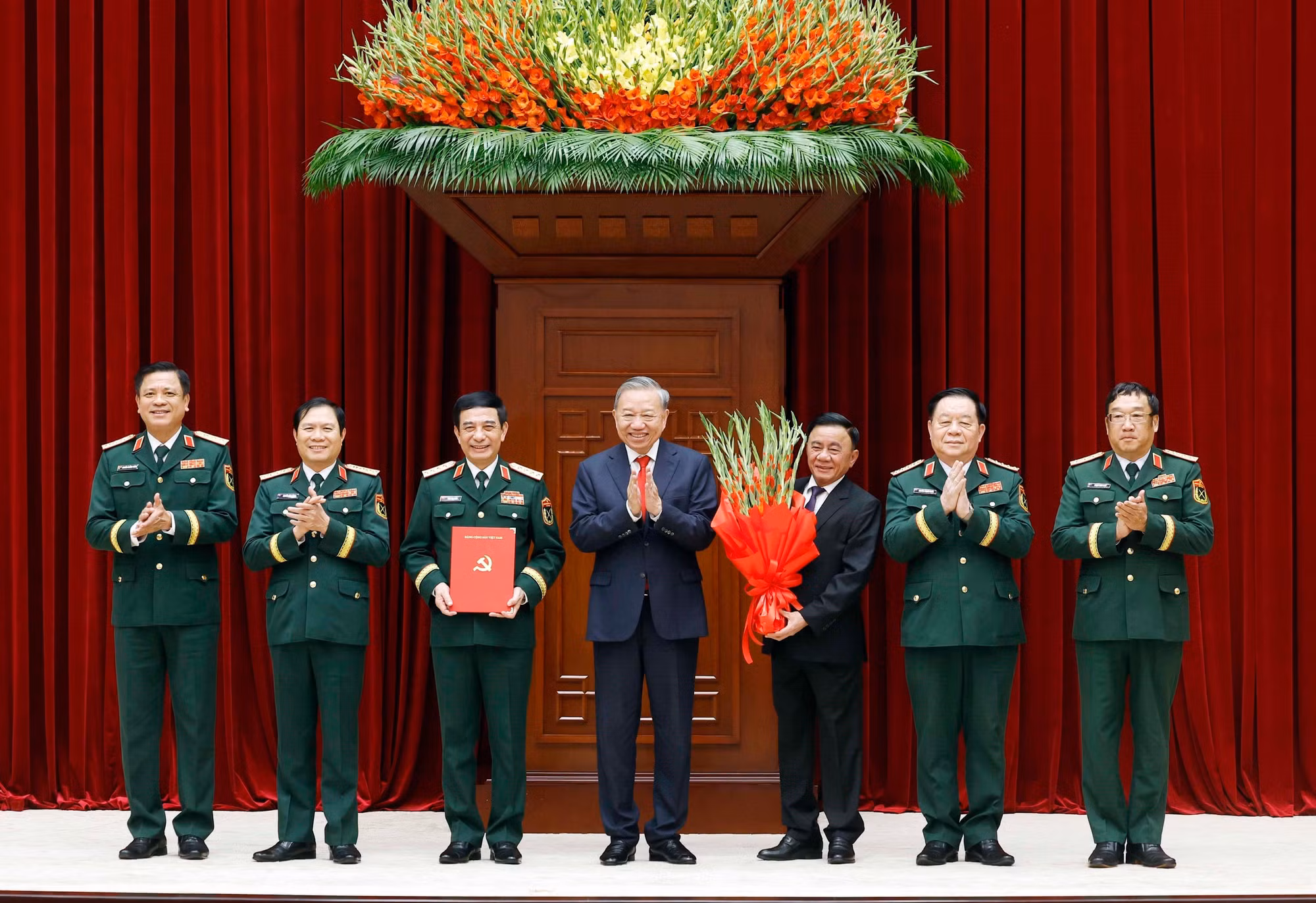 potal-hoi-nghi-cong-bo-quyet-dinh-cua-bo-chinh-tri-ve-cong-tac-can-bo-8698053.jpg
