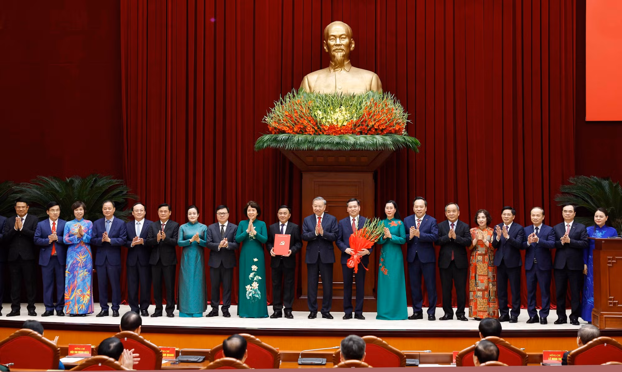 potal-hoi-nghi-cong-bo-quyet-dinh-cua-bo-chinh-tri-ve-cong-tac-can-bo-8698024.jpg