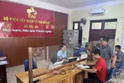 Людям нравится заниматься административными процедурами и оформлением актов гражданского состояния в едином центре государственных административных услуг Нгами, провинция Нгеан. (Фото: ВИA)