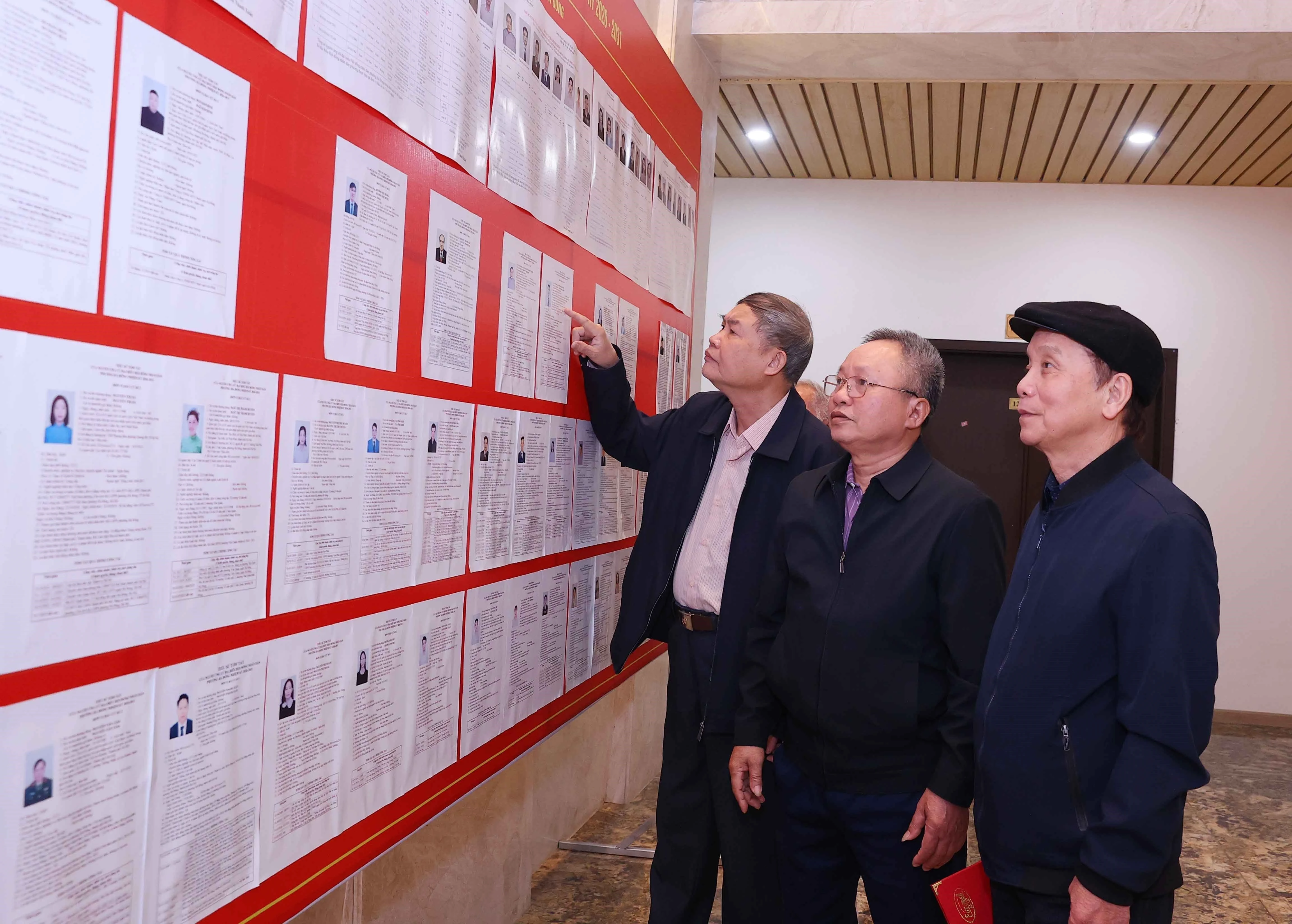 Избиратели знакомятся со списком кандидатов в депутаты Национального собрания XVI созыва и депутатов Народных советов всех уровней на срок полномочий 2026–2031 годов на избирательном участке № 13. (Фото: ВИА)