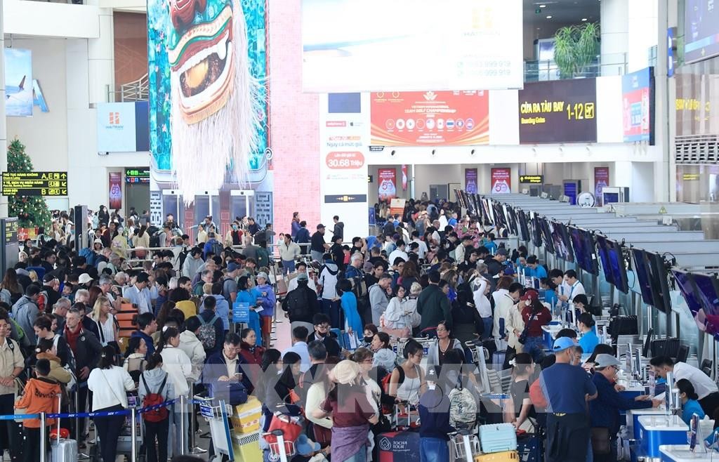 Пассажиры проходят регистрацию в терминале T1 международного аэропорта Нойбай. Фото: ВИА.